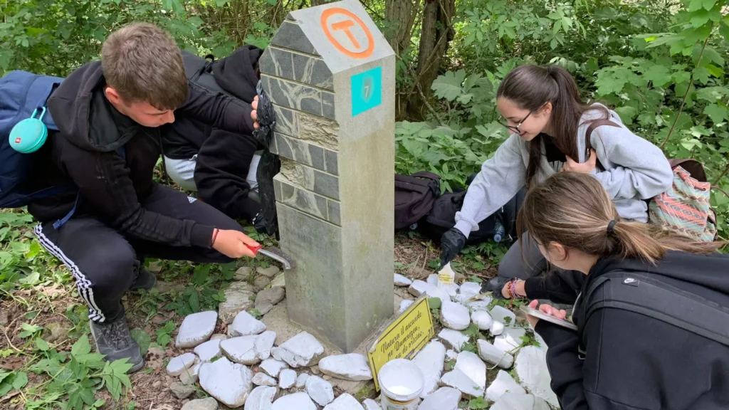 Asociația Tinerilor Ortodocși Suceveni a curățat Via Transilvanica pe segmentul dintre Mănăstirile Putna și Sucevița