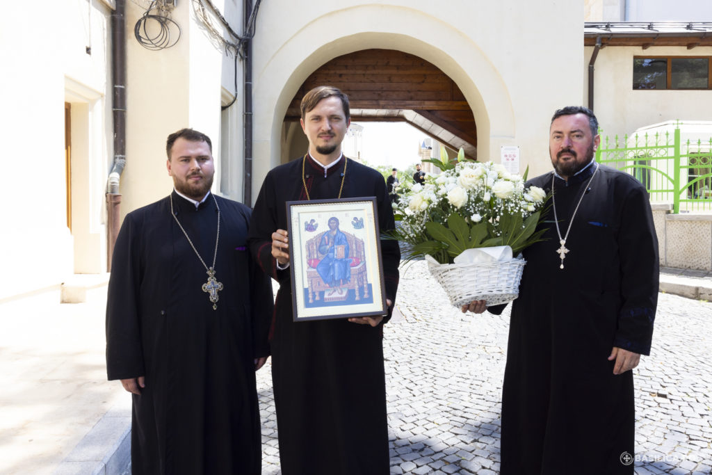 Paraclisul Protopopiatului Sascut a primit un veșmânt care a acoperit moaștele Sf. Dimitrie cel Nou