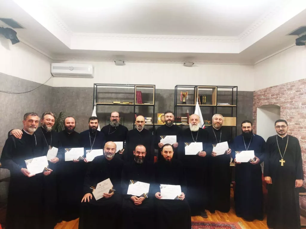 სასულიერო პირებმა კანონიკური სამართლის ერთწლიანი კურსი გაიარეს