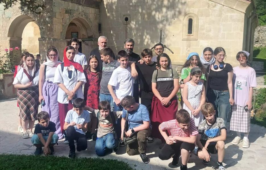 კონკურს ‘ახალი აღთქმის’ გამარჯვებულმა გუნდებმა ქვათახევის მონასტერი მოილოცეს