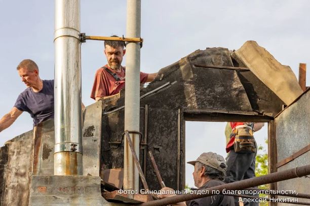 Волонтеры Русской Православной Церкви начали восстанавливать частные дома пожилых в Донецке, Горловке и Лисичанске