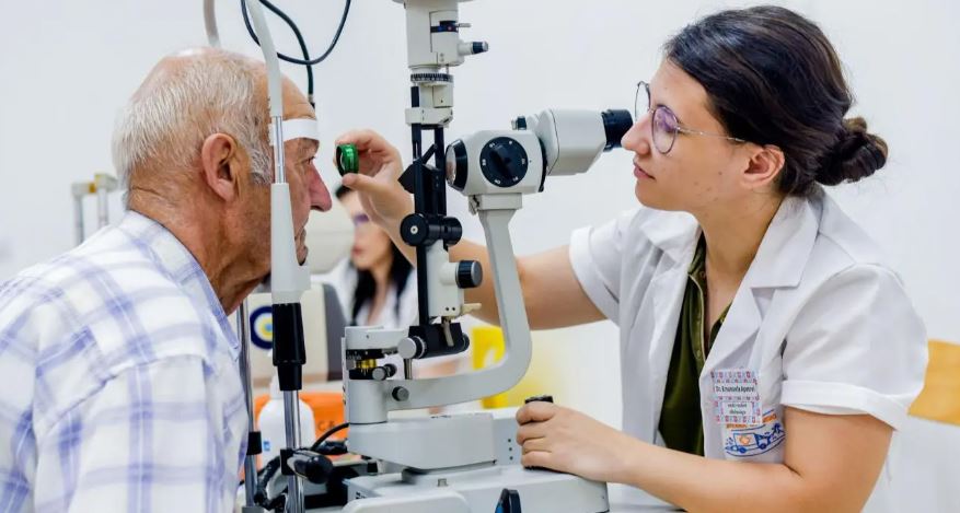 Caravana cu Medici: 80 de persoane dintr-o parohie botoșăneană au primit analize și consultații medicale gratuite