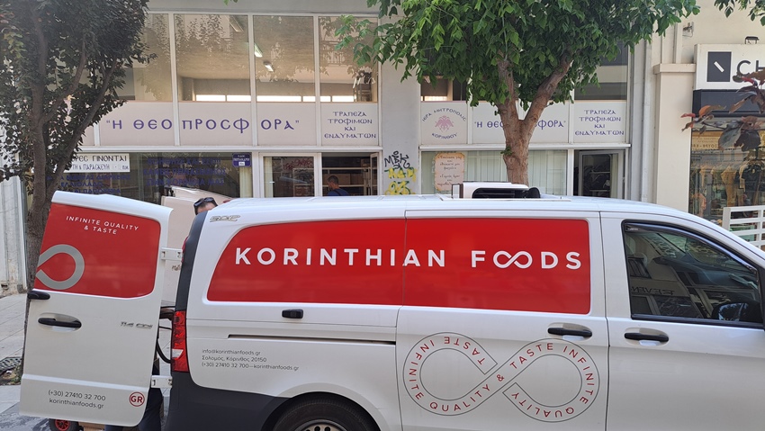 Τρόφιμα μακράς διαρκείας παρέλαβε η Μητρόπολη Κορίνθου