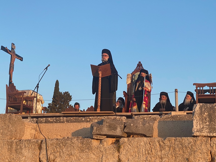 Χιλιάδες πιστοί και φέτος στον Εσπερινό στον «Βήμα του Γαλλίωνος» στην Αρχαία Κόρινθο