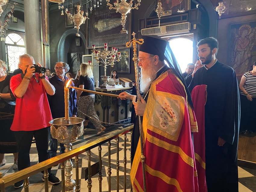 Ο Κορίνθου Διονύσιος με προσκυνητές στη Μεγαλόχαρη της Τήνου