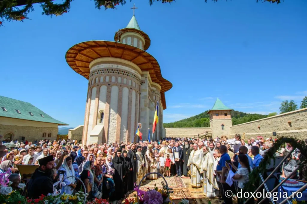 Mănăstirea Tazlău, resfințită după restaurare. „Sfinții ne luminează bolta Bisericii”