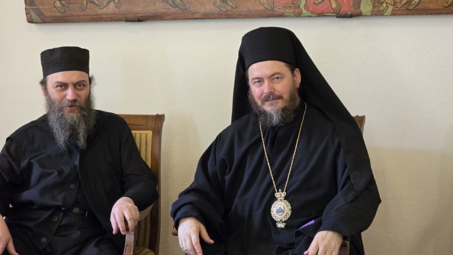 Епископ Доситеј богослужио у манастиру Хиландар (ФОТО)