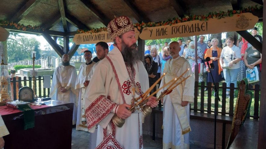 На Централном гробљу у Београду облежена слава храма Рођења Светог Јована Крститеља – Ивањдан (ФОТО/ВИДЕО)