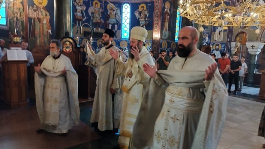 Полазници “Призренске летње духовне школе” на светој Литургији у малој цркви Светог Саве (ФОТО)