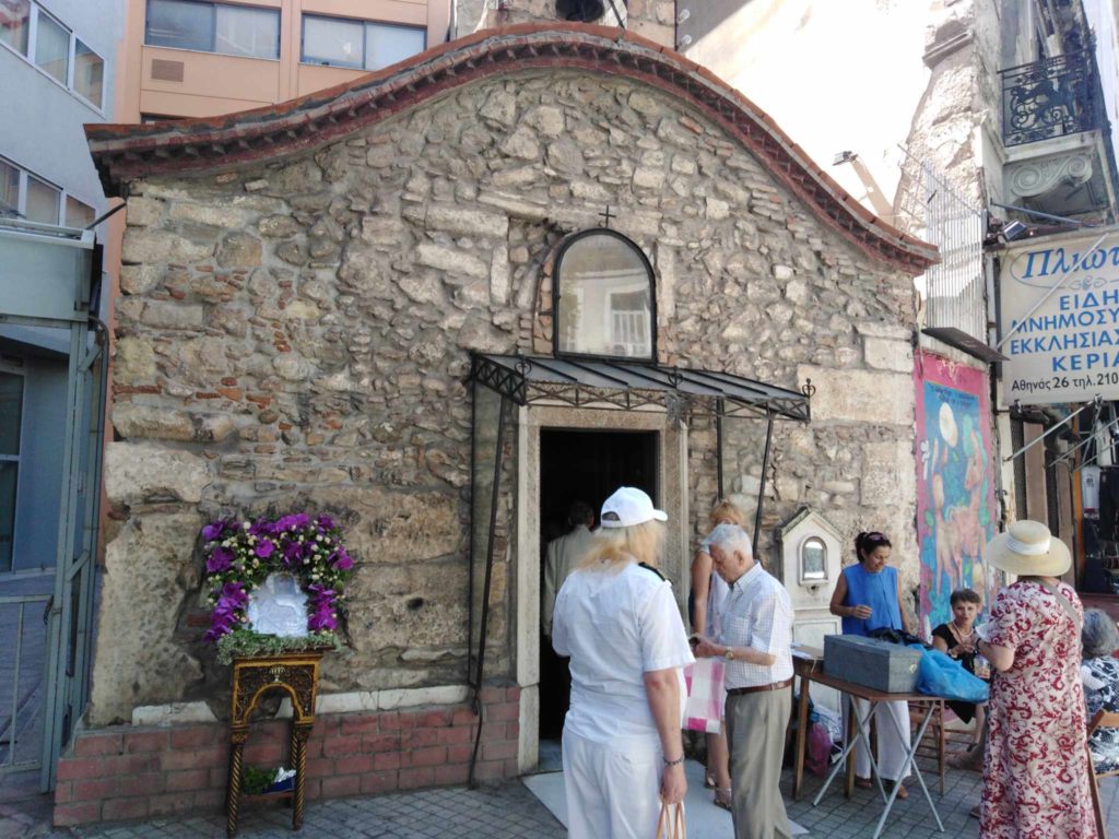 Η εορτή της παρθενομάρτυρος Αγίας Κυριακής, στον γραφικό ναΐσκο της οδού Αθηνάς, στο κέντρο των Αθηνών