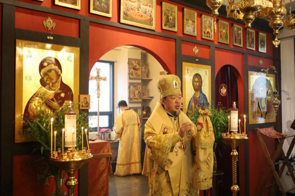 В Неделю Всех святых архиепископ Корейский Феофан совершил Литургию в Воскресенском приходе Сеула