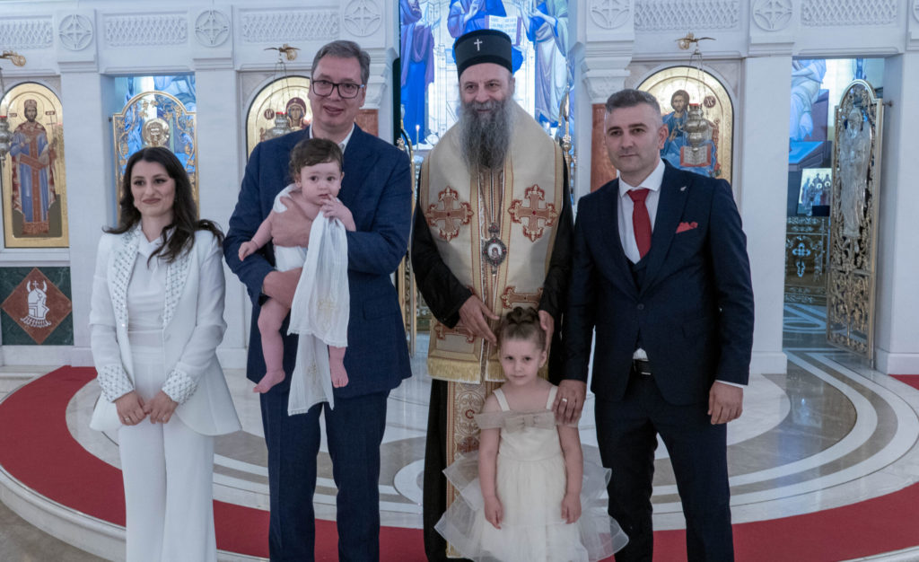 Патријарх Порфирије крстио малог Лазара са Косова и Метохије