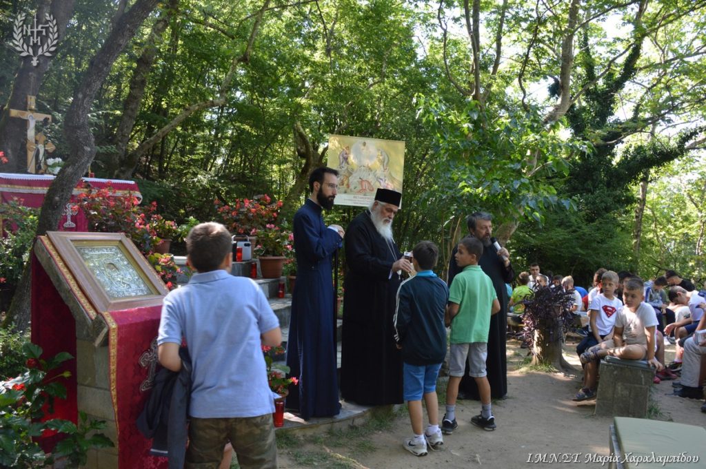 O Νεαπόλεως Βαρνάβας κοντά στα παιδιά της Κατασκήνωσης «Ευλογημένο Καταφύγιο»