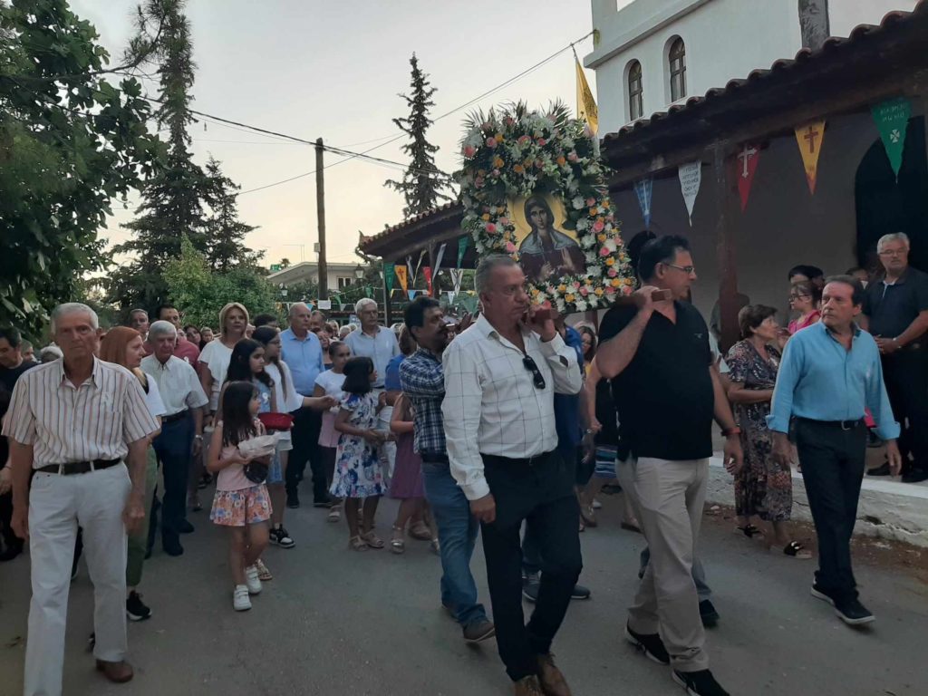 Πλήθος πιστών στον πανηγυρίζοντα Ιερό Ναό Αγίας Κυριακής Παραλίας Αυλίδος