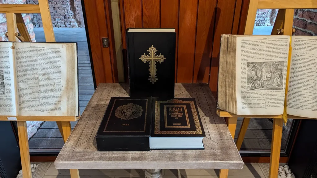 Aproximativ 1.000 de Biblii sunt expuse la Timișoara