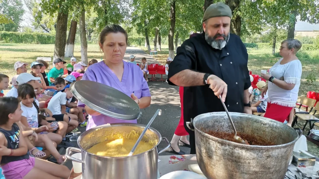 Un renumit bucătar pe internet a gătit pentru copiii și vârstnicii Fundației Episcop Melchisedec din Roman