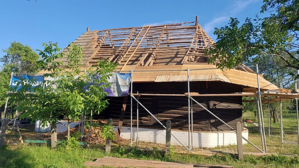 Ambulanța pentru monumente salvează o biserică de lemn dintr-un sat botoșănean, una dintre cele mai vechi din țară