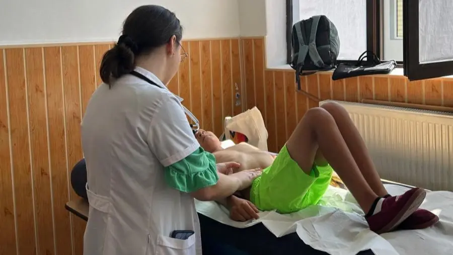 Medici și studenți de la UMF Iași au oferit consultații gratuite copiilor dintr-o localitate băcăuană