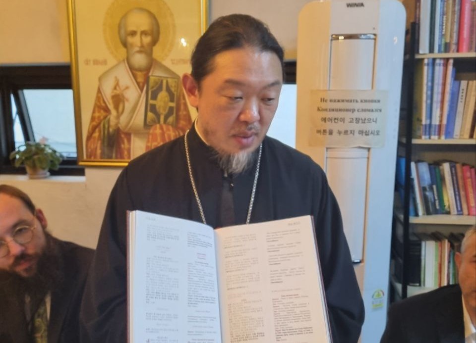 Вышел в свет Православный богослужебный сборник на корейском и русском языках