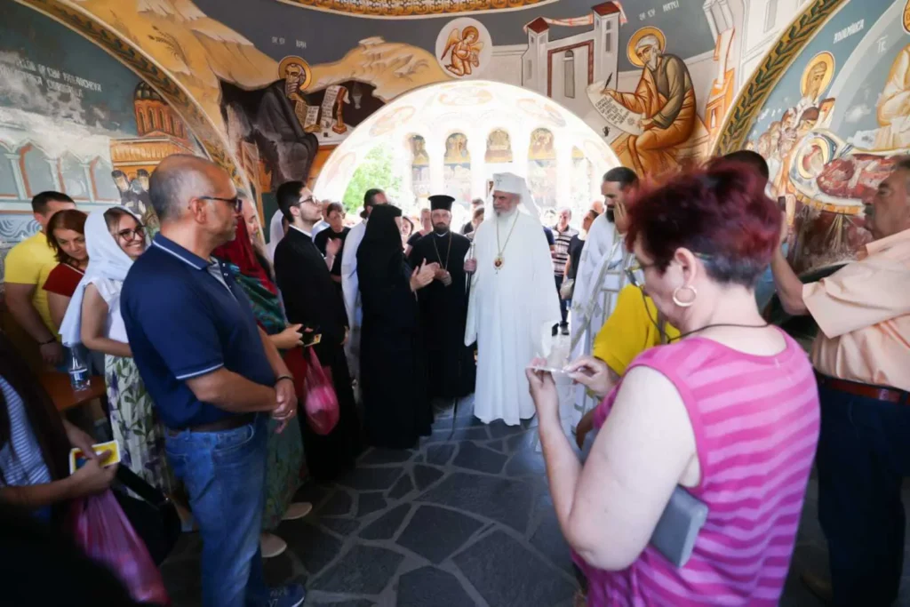 Patriarhul Daniel la Samurcășești: Cum chinuie demonii firea umană și cum iubirea milostivă a lui Hristos eliberează