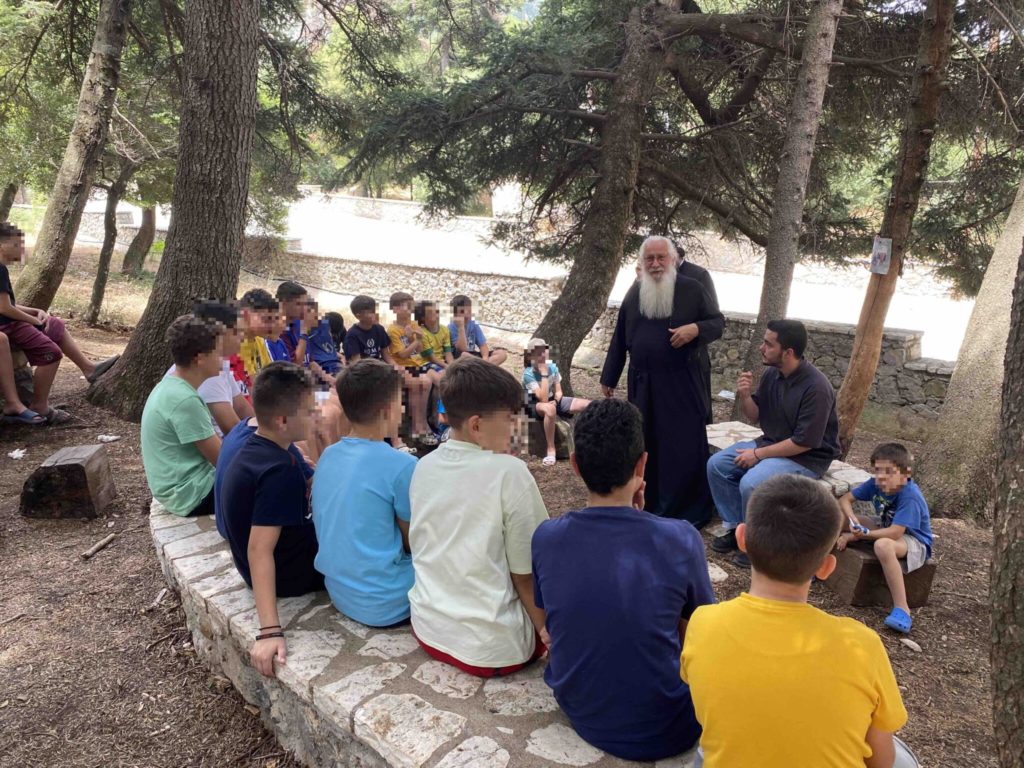 Ο Μητροπολίτης Θηβών Γεώργιος κοντά στα παιδιά της Κατασκήνωσης