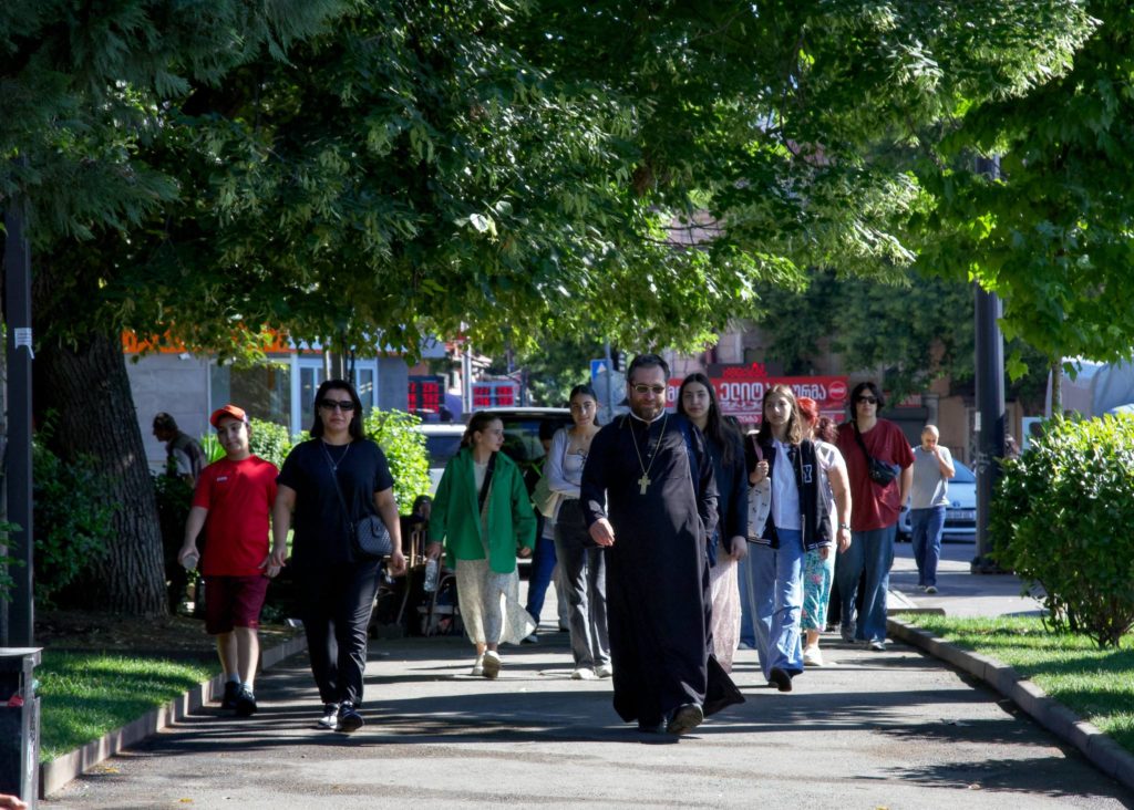 ახალი აღთქმის კონკურსის მონაწილე სამრევლო სკოლების მოსწავლეებმა თბილისის ღირსშესანიშნაობები დაათვალიერეს