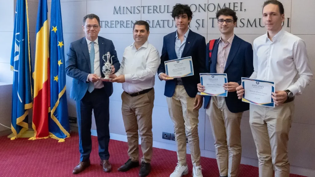 Premiați la Los Angeles: Ministrul Economiei s-a întâlnit cu liceenii care au proiectat un avion mai eficient
