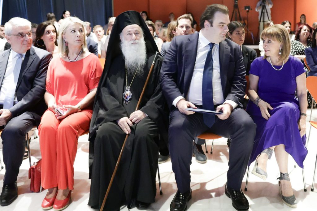 Ο Επίσκοπος Θεσπιών Παύλος στα εγκαίνια της έκθεσης «Τομή ‘74. Από τη Δικτατορία στη Δημοκρατία»