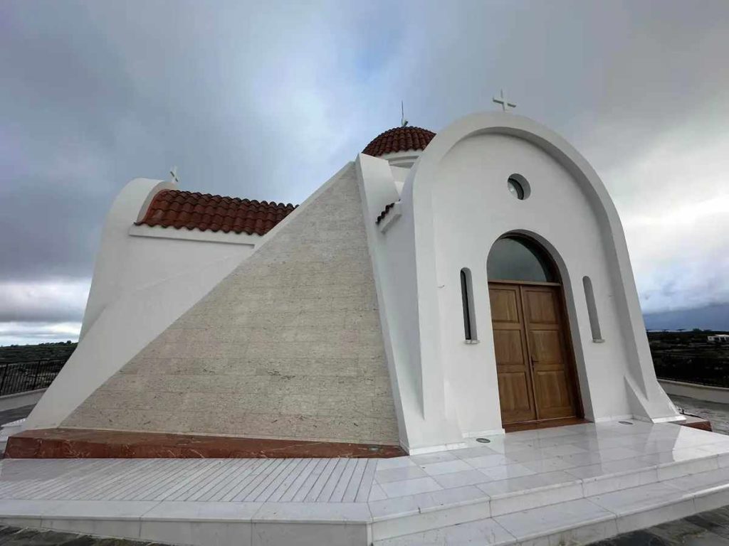 Εγκαινιάζεται το νέο ξωκλήσι που δεσπόζει πάνω από τη Μονή Αγίου Νεοφύτου