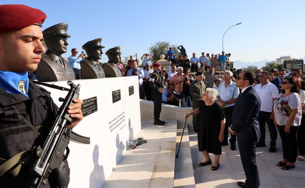 Επιμνημόσυνη δέηση στους πεσόντες στον Τύμβο της Μακεδονίτισσας – Τα αποκαλυπτήρια των ηρώων Χρήστου Φώτη, Τάσου Μάρκου και Ανδρέα Αρέστη