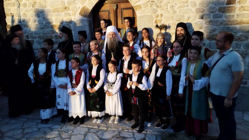 Патријарх српски Порфирије свечано дочекан у Ђурђевим Ступовима