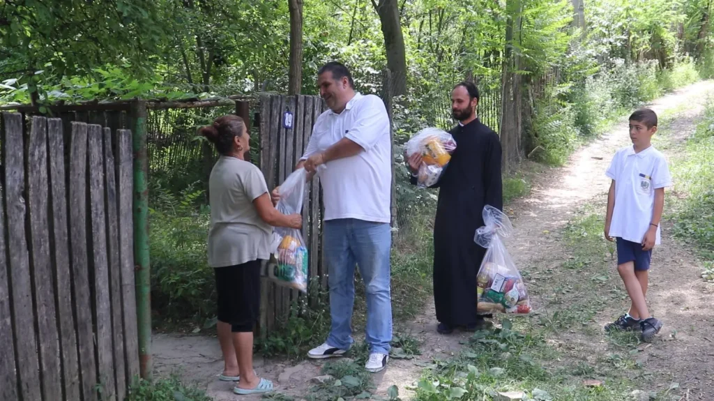 Voluntarii Paraclisului Catedralei Naționale au oferit alimente pentru 36 de familii din județul Prahova