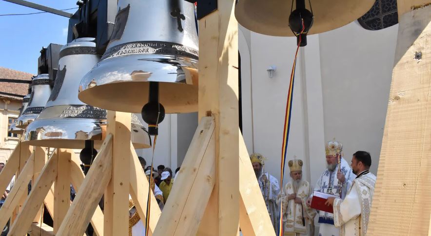 Comuniune: O sfințire de clopote a reunit la Lipova ierarhii din Arad și Ungaria