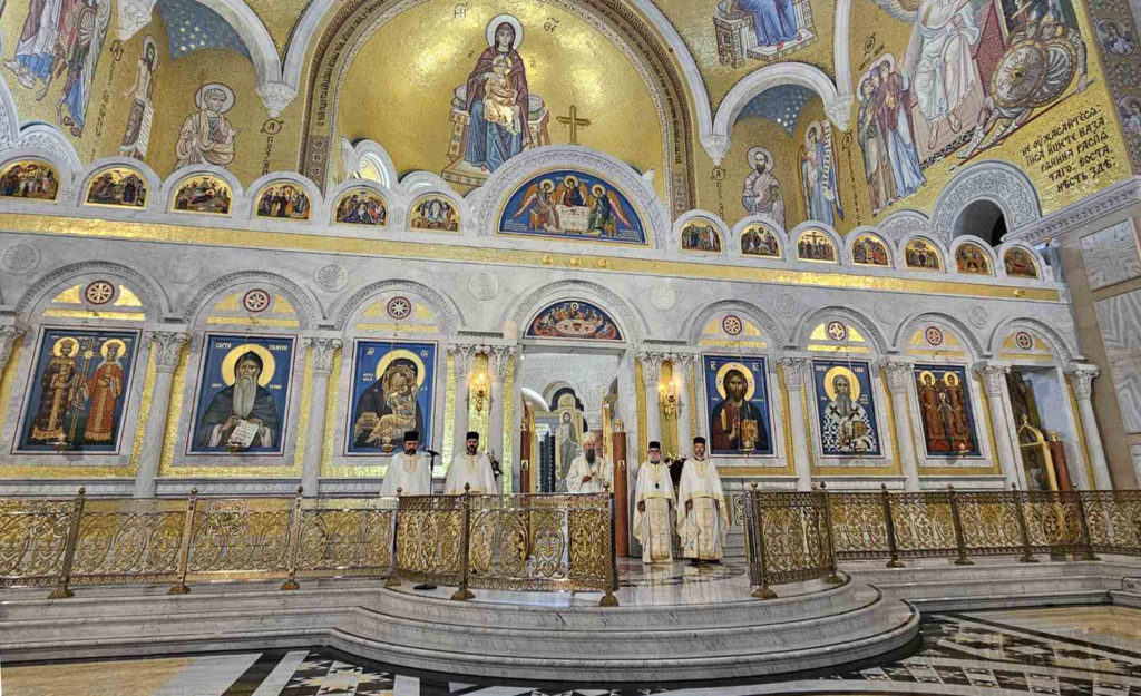 Патријарх Порфирије богослужио у храму Светог Саве