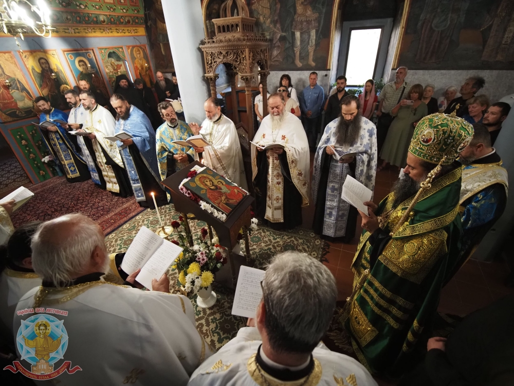 Патриарх Даниил отслужи Богородичен канон в трънския храм „Св. Николай“