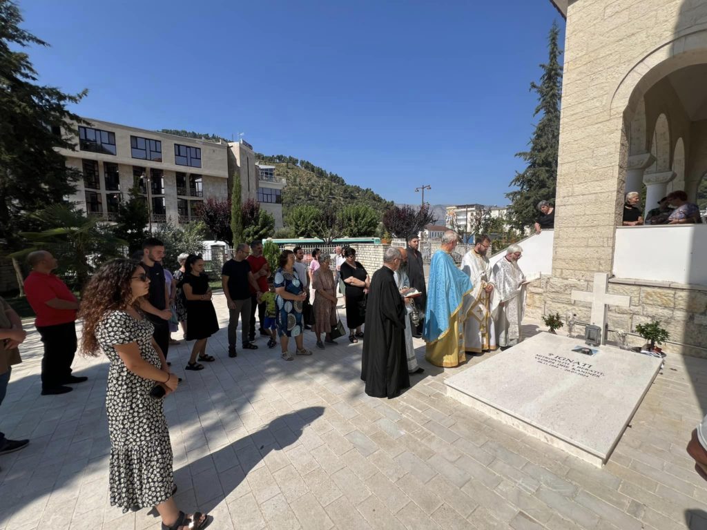 Trisagion service was held at tomb of the late Metropolitan Ignatius of Berat