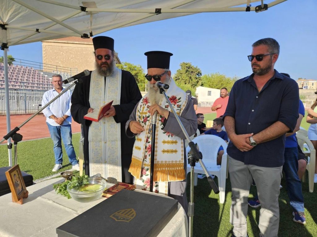 Ο Μητροπολίτης Ύδρας τέλεσε τον αγιασμό της ΑΕ Σαρωνικός Αίγινας στο Δημοτικό γήπεδο