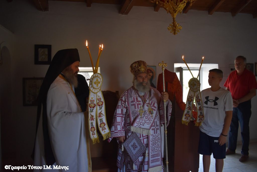 Σε εξωκκλήσι ιερούργησε ο Μάνης Χρυσόστομος