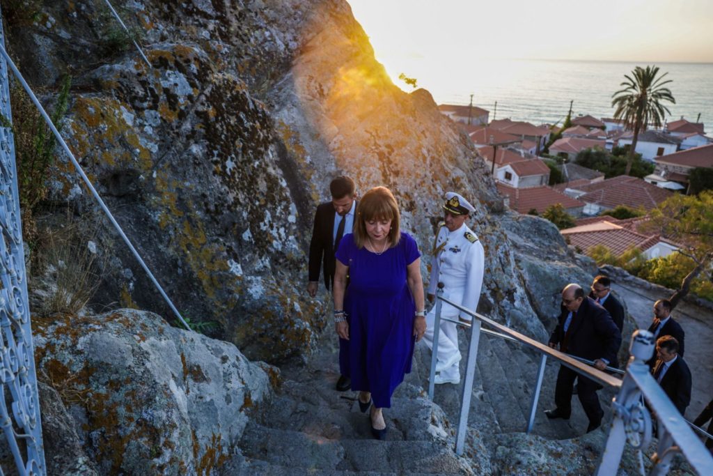 Τα 114 σκαλιά στην Παναγία της Πέτρας Μηθύμνης ανέβηκε η ΠτΔ Κατερίνα Σακελλαροπούλου