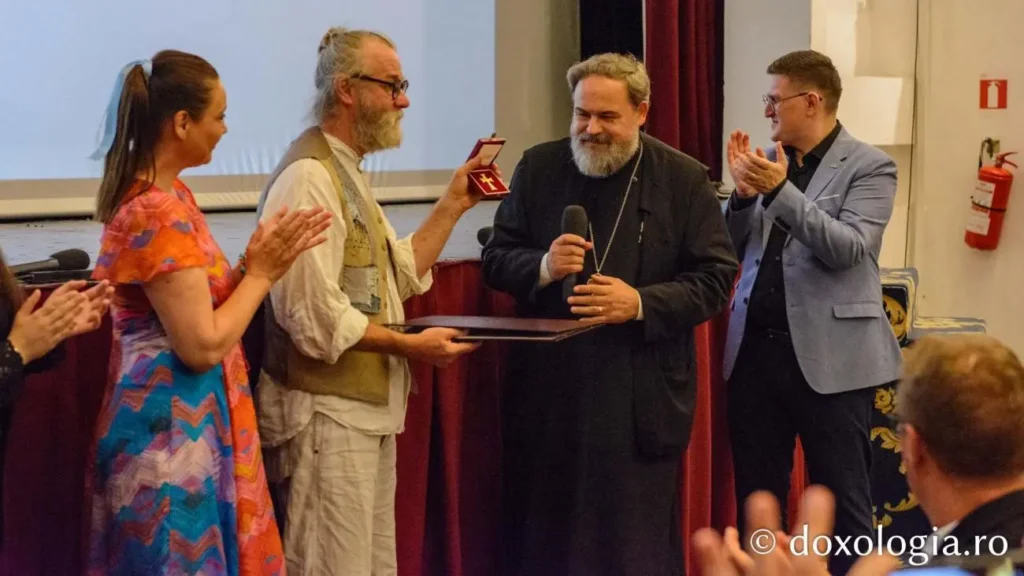 Regizorul Dan Pița, distins de Mitropolia Moldovei cu „Crucea Sfântului Ierarh Dosoftei”