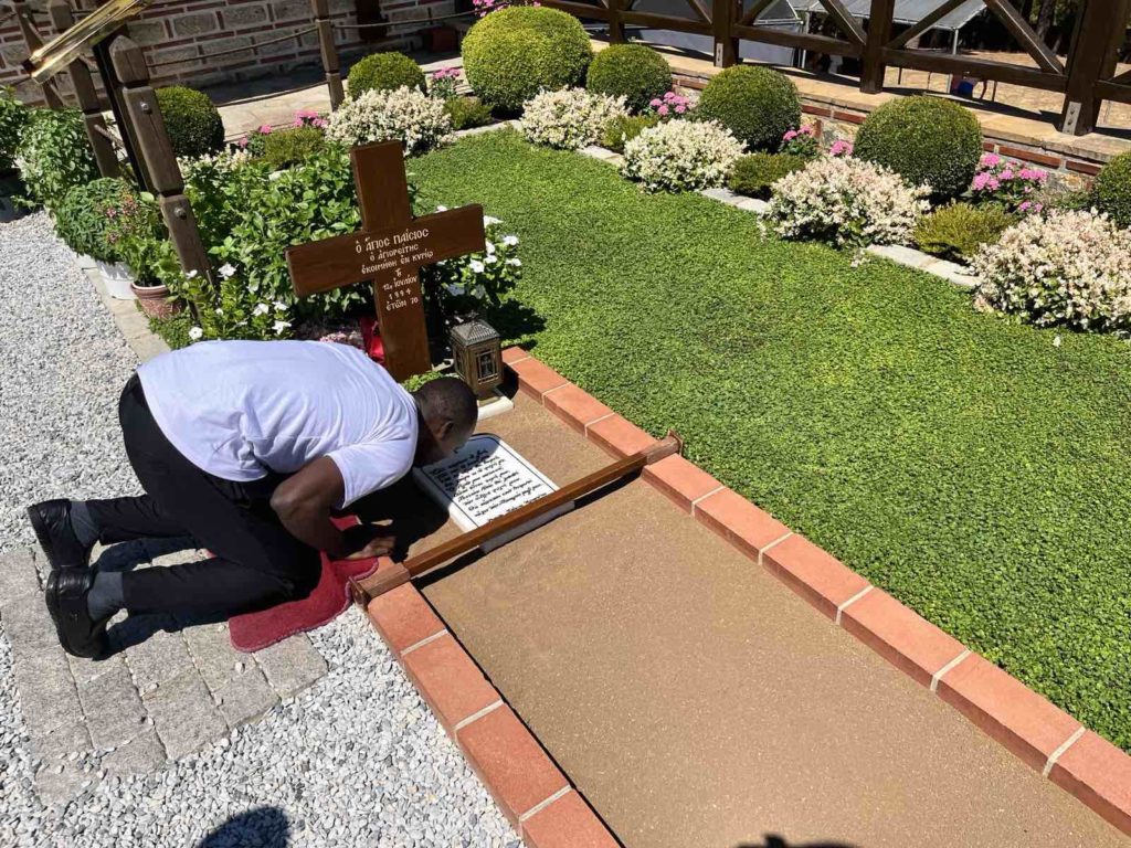 Ο πρώτος Τανζανός ορθόδοξος προσκυνητής στον τάφο του Αγίου Παΐσιου