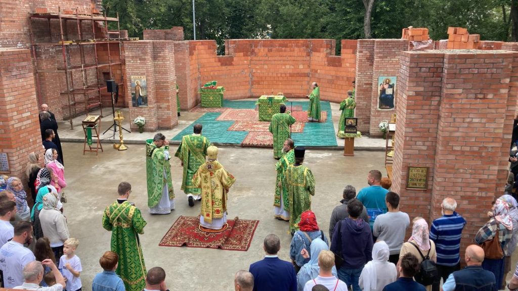 Первую Литургию совершили в строящемся храме праведного воина Феодора Ушакова в Левобережном