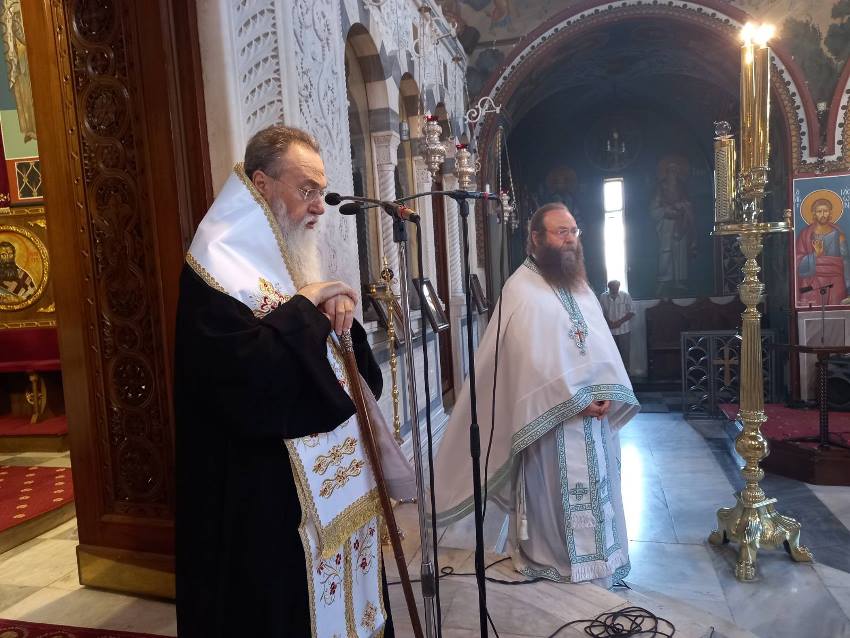 Τέλεση τρισαγίου από τον Μητροπολίτη Κορίνθου