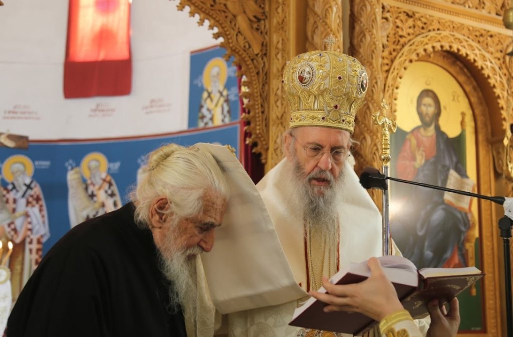 Ναυπάκτου Ιερόθεος στην Δάφνη Ναυπακτίας – Τιμή σε 100χρονο Κληρικό