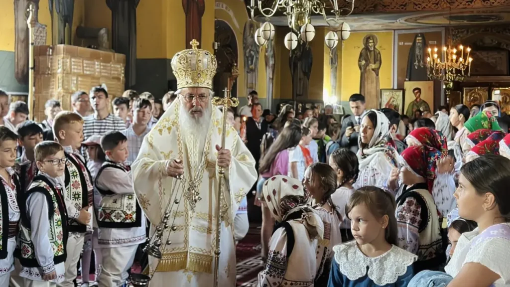 Mitropolitul Serafim a slujit într-o comunitate nemțeană care organizează anual o tabără gratuită pentru copii