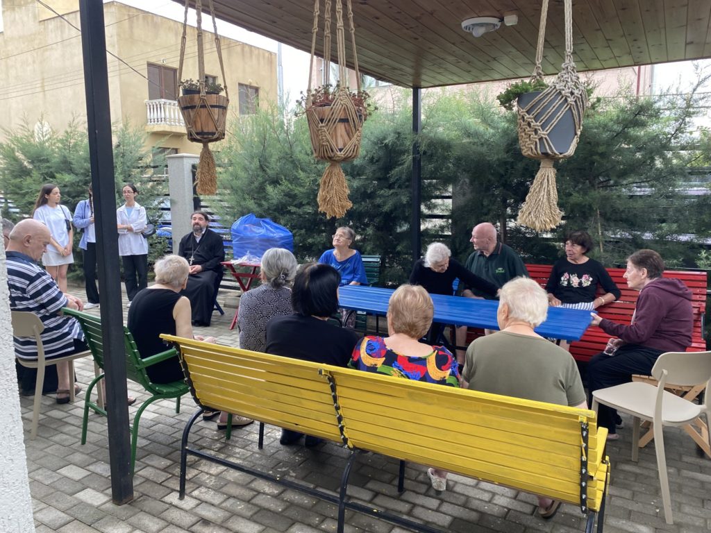 საპატრიარქოს საზოგადოებასთან ურთიერთობის სამსახურის წარმომადგენლებმა მოხუცებს ილიაობა მიულოცეს