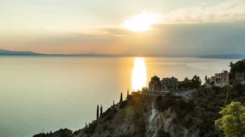 Surprinde frumosul: Arhiepiscopia Sucevei și Rădăuților invită tinerii la un concurs de fotografie