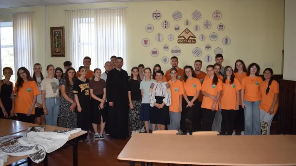 Tineri de pe ambele maluri ale Prutului au participat la tabăra organizată de o parohie din Republica Moldova