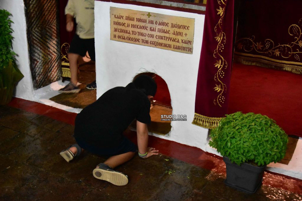 Η «θαυματουργή οπή» στην εκκλησία Αγίων Αδριανού και Ναταλίας