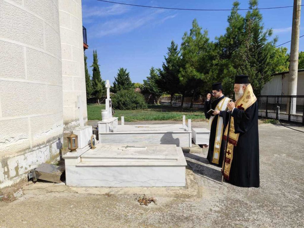 Τρισάγιο Θεσσαλιώτιδος Τιμοθέου στο μνήμα του μακαριστού Μητροπολίτη Νουβίας κυρού Ανθίμου